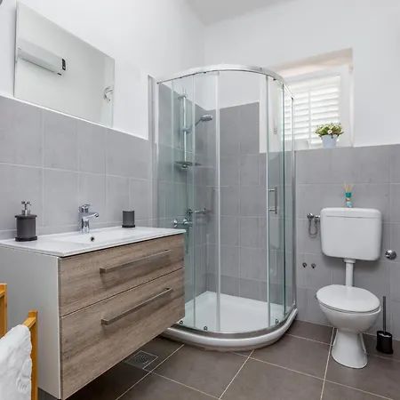 Amia In For 6 People With Jacuzzi & Kids Playground - Pet Friendly * プーラ