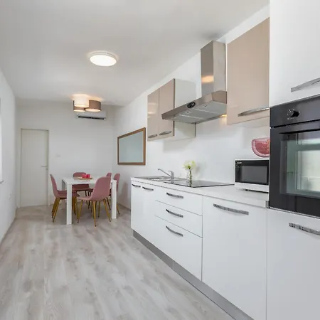 Willa Amia In For 6 People With Jacuzzi & Kids Playground - Pet Friendly