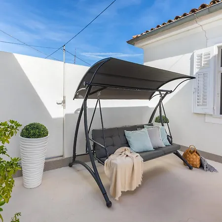 Amia In For 6 People With Jacuzzi & Kids Playground - Pet Friendly *