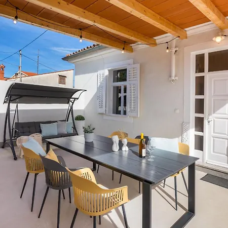 Amia In For 6 People With Jacuzzi & Kids Playground - Pet Friendly Willa