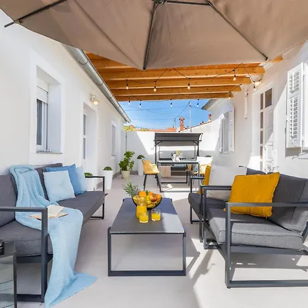 Willa Amia In For 6 People With Jacuzzi & Kids Playground - Pet Friendly