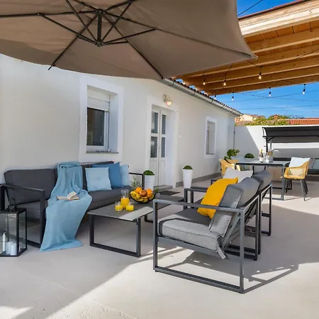 ヴィラ Amia In For 6 People With Jacuzzi & Kids Playground - Pet Friendly *