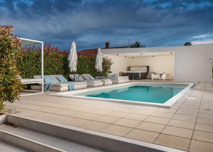 Willa Amia In For 6 People With Jacuzzi & Kids Playground - Pet Friendly Pula