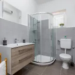 Amia In For 6 People With Jacuzzi & Kids Playground - Pet Friendly * Pula