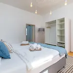 Amia In For 6 People With Jacuzzi & Kids Playground - Pet Friendly * Pula