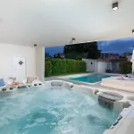 Amia In For 6 People With Jacuzzi & Kids Playground - Pet Friendly Pula