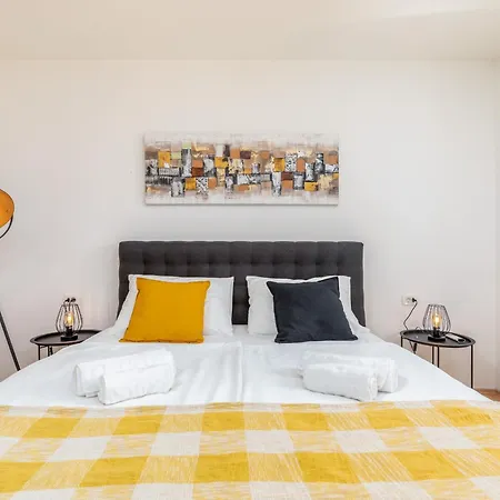 Amia In For 6 People With Jacuzzi & Kids Playground - Pet Friendly Villa *