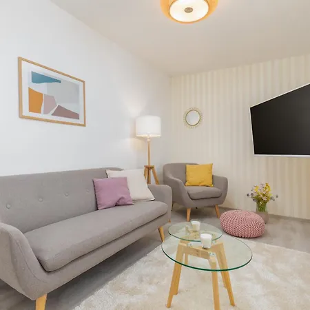 Villa Amia In For 6 People With Jacuzzi & Kids Playground - Pet Friendly Pola