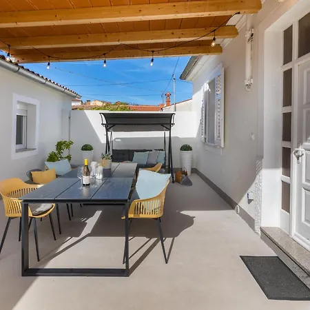 Amia In For 6 People With Jacuzzi & Kids Playground - Pet Friendly Villa *