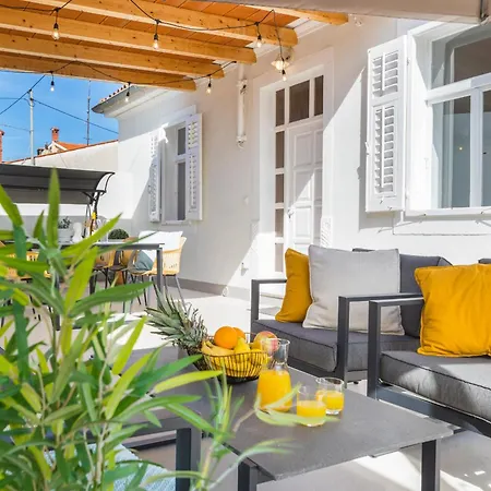 Villa Amia In For 6 People With Jacuzzi & Kids Playground - Pet Friendly *