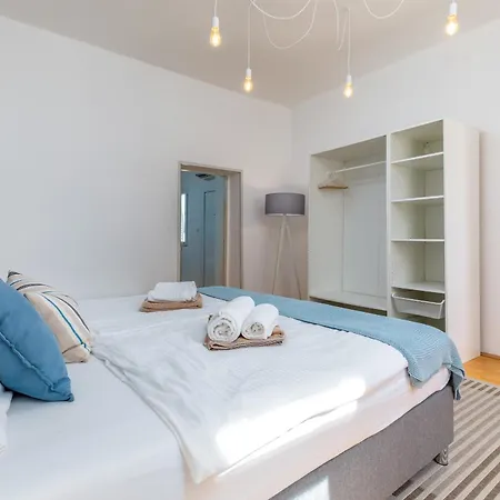 Amia In For 6 People With Jacuzzi & Kids Playground - Pet Friendly * Pola