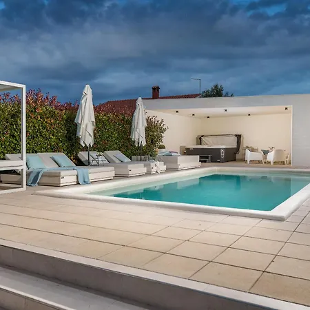 Villa Amia In For 6 People With Jacuzzi & Kids Playground - Pet Friendly Pola