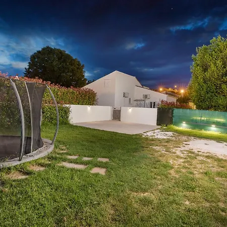 Villa Amia In For 6 People With Jacuzzi & Kids Playground - Pet Friendly Pula