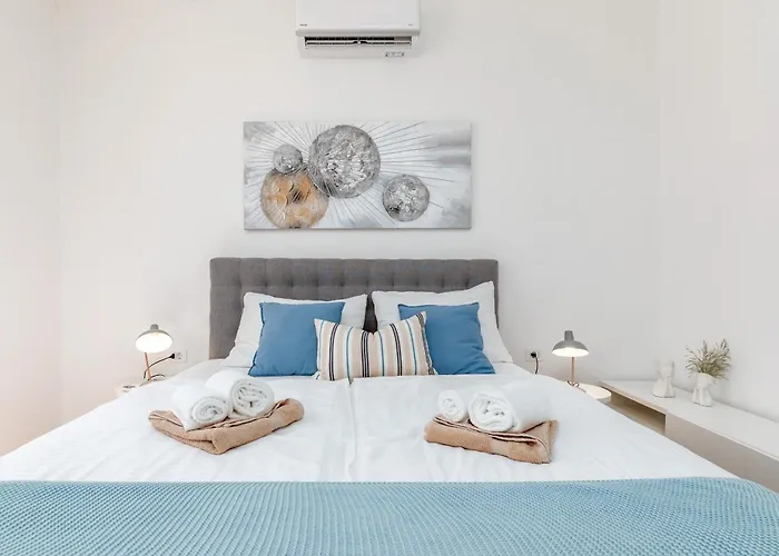 Amia In For 6 People With Jacuzzi & Kids Playground - Pet Friendly Villa *