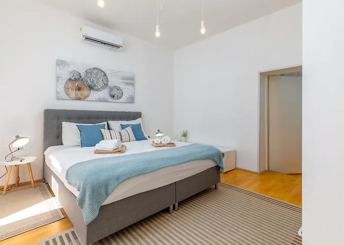 Villa Amia In For 6 People With Jacuzzi & Kids Playground - Pet Friendly