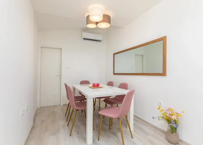 Amia In For 6 People With Jacuzzi & Kids Playground - Pet Friendly Pula