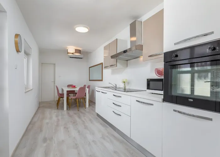 Villa Amia In For 6 People With Jacuzzi & Kids Playground - Pet Friendly