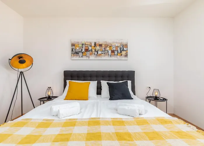 Amia In For 6 People With Jacuzzi & Kids Playground - Pet Friendly Villa *