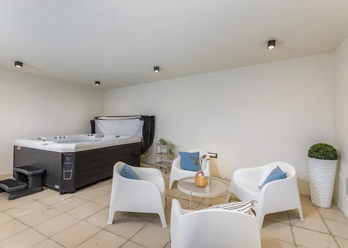 Amia In For 6 People With Jacuzzi & Kids Playground - Pet Friendly * Pula