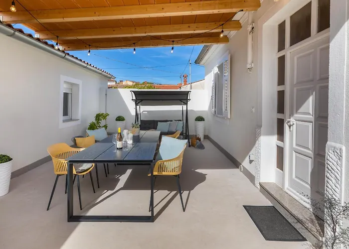 Amia In For 6 People With Jacuzzi & Kids Playground - Pet Friendly Villa *