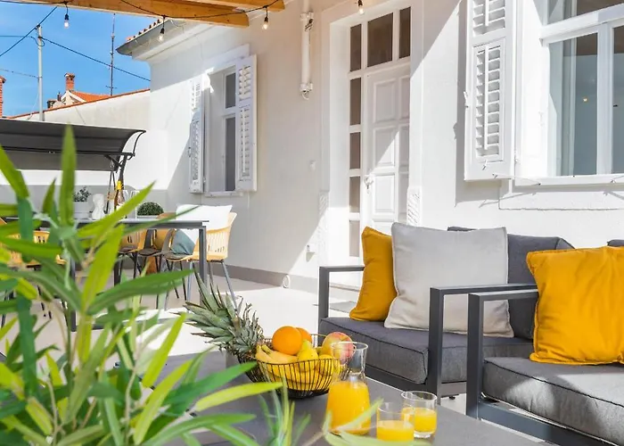 Villa Amia In For 6 People With Jacuzzi & Kids Playground - Pet Friendly *