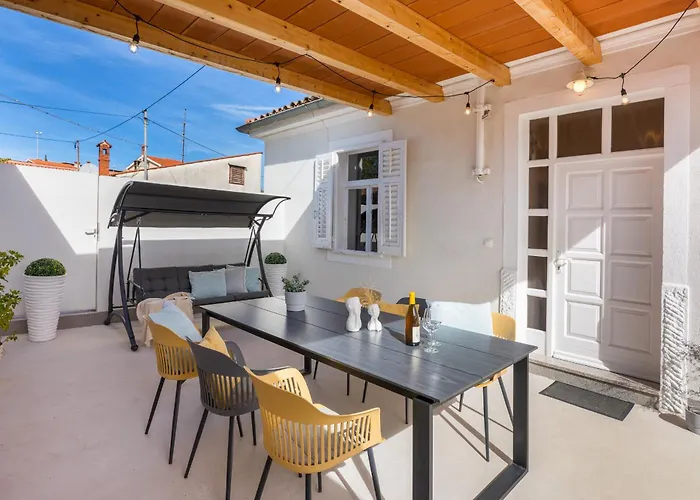 Amia In For 6 People With Jacuzzi & Kids Playground - Pet Friendly Villa