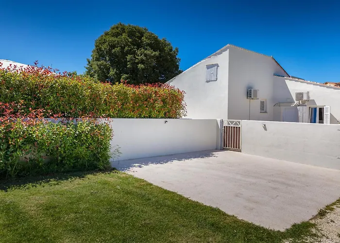 Amia In For 6 People With Jacuzzi & Kids Playground - Pet Friendly Villa *