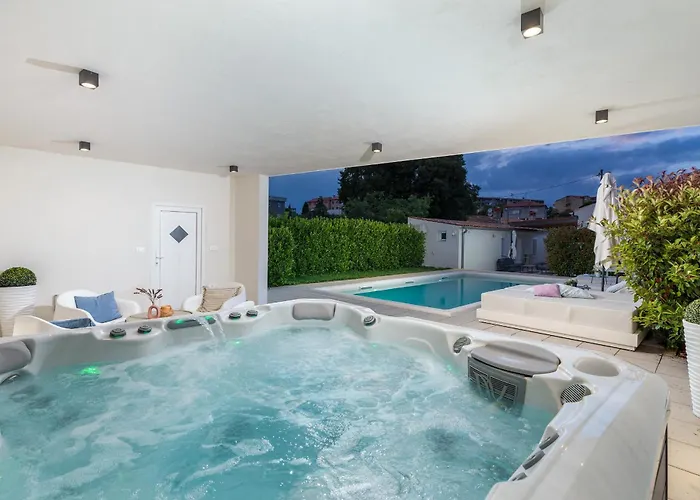 Amia In For 6 People With Jacuzzi & Kids Playground - Pet Friendly Pula