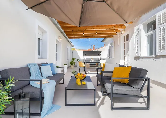 Villa Amia In For 6 People With Jacuzzi & Kids Playground - Pet Friendly