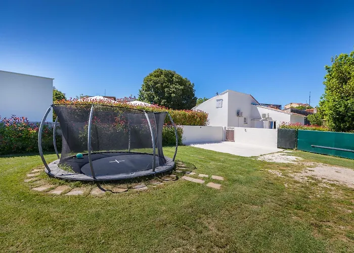 Amia In For 6 People With Jacuzzi & Kids Playground - Pet Friendly Villa