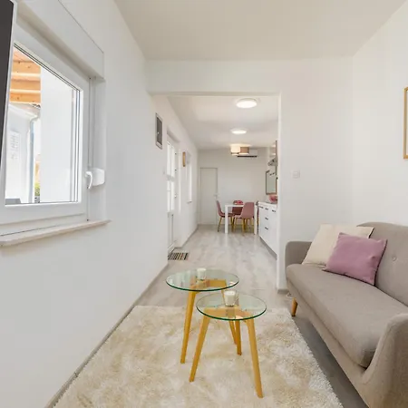 Villa Amia In For 6 People With Jacuzzi & Kids Playground - Pet Friendly *