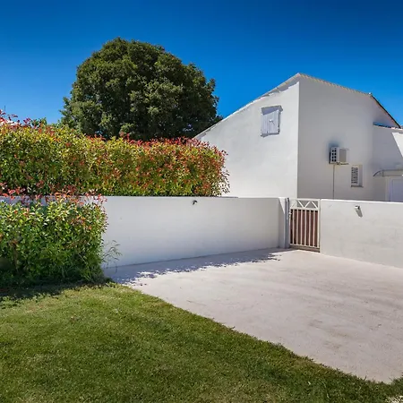 Amia In For 6 People With Jacuzzi & Kids Playground - Pet Friendly Villa *