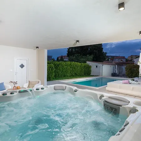 Amia In For 6 People With Jacuzzi & Kids Playground - Pet Friendly Pula