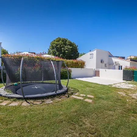 Amia In For 6 People With Jacuzzi & Kids Playground - Pet Friendly Villa